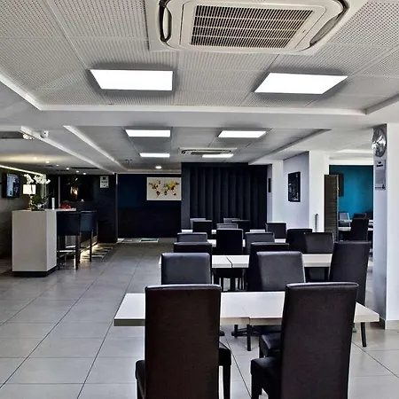 Akena Aeroport Charles De Gaulle - Witz